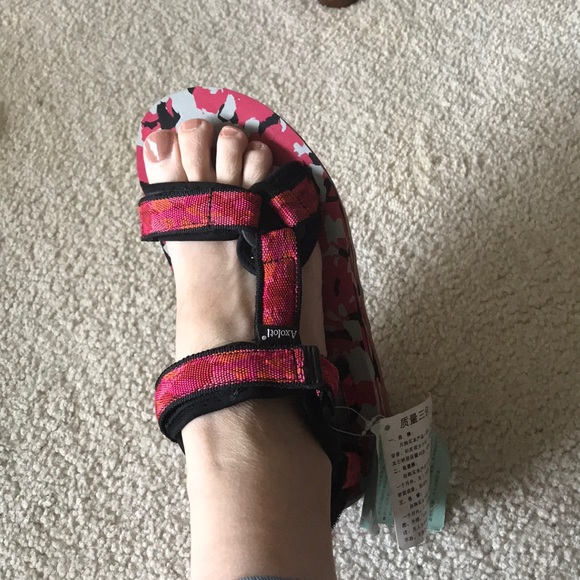 Brand new Sandals with adjustable belts - Picture 3 of 3